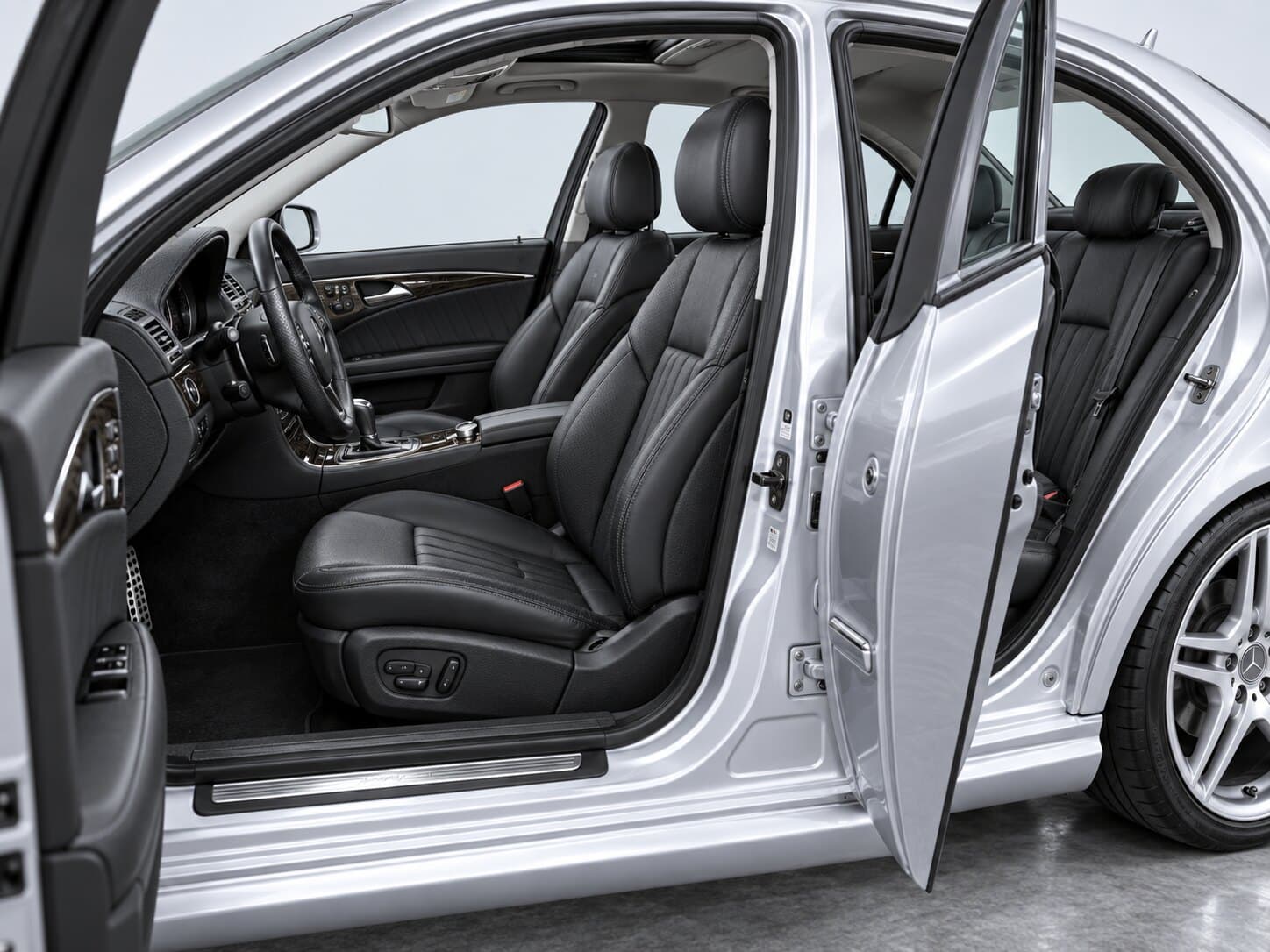 Mercedes-Benz E 200 Kompressor AMG-Styling | Automatik | Leder | Navi | Schiebedach – Bild 11